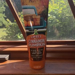 ✨🎃Amazing SMELLING SWEET CINNAMON PUMPKIN 🎃 BODY CREAM FROM BATH&BODY WORKS✨